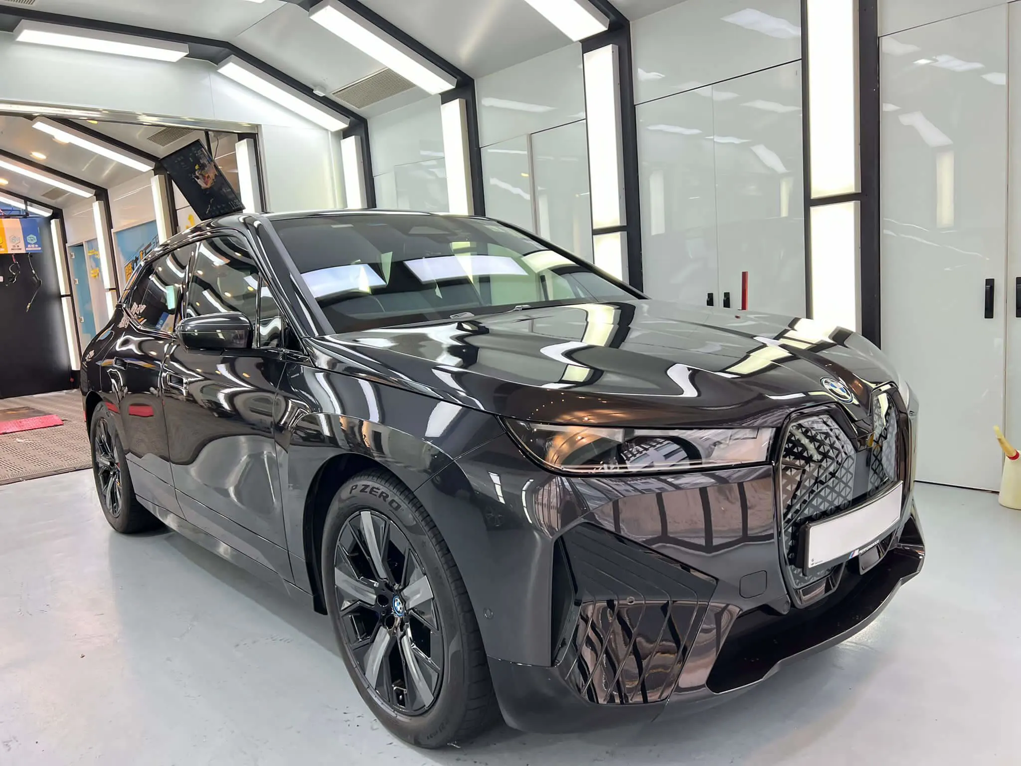 明亮汽車工場內的黑色 BMW iX