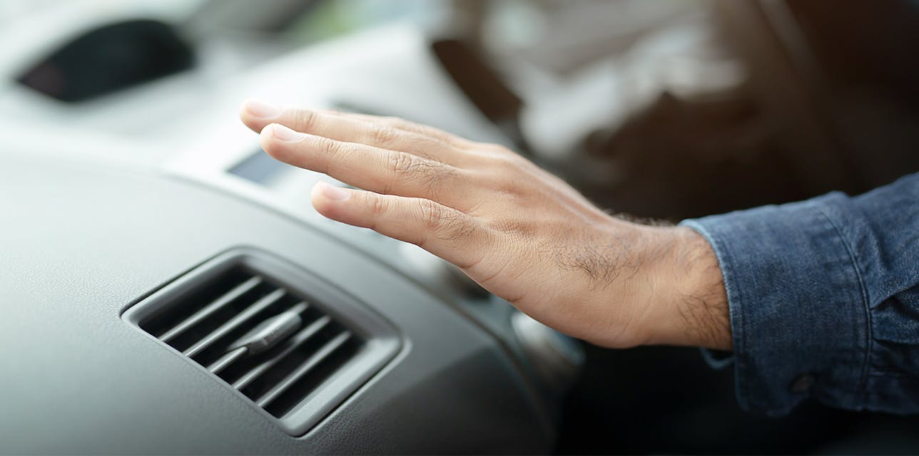 開冷氣再開窗一會，有效去除車廂內濕氣。

