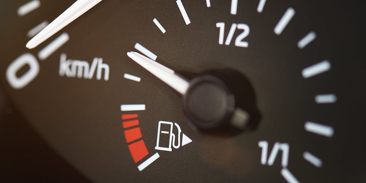 檢查汽油的方法最簡單，看儀錶板的油針便可。