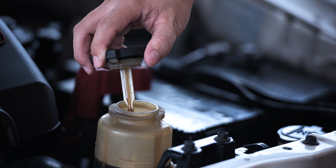 檢查動力方向油（軚盤油）蓋下的油尺是否處於適當的刻度。